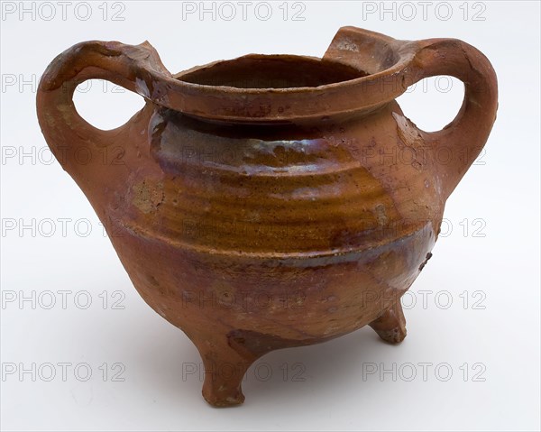 Earthenware cooking pot, grape-model, red shard with sparing lead glaze, two sausage ears, three legs, cooking pot tableware