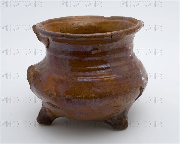 Pottery cooking jug, grape-model, red shard with lead glaze, shank, sausage ear, on three legs, cooking jug