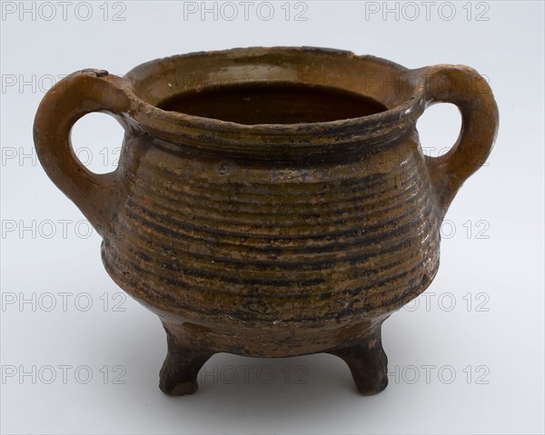 Pottery cooking pot, grape-model, red shard with lead glaze, two vertical sausages, on three legs, cooking pot crockery holder