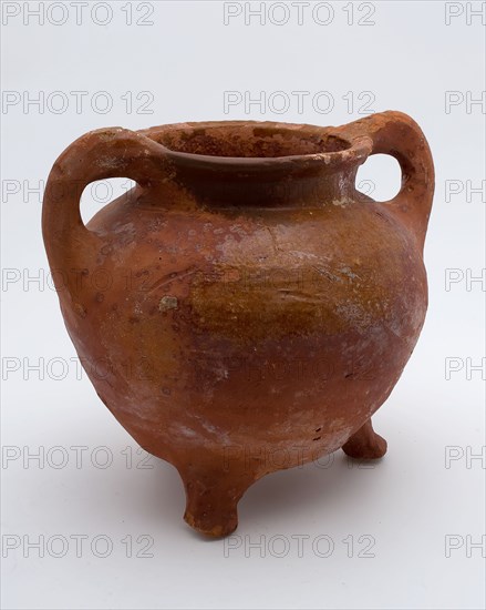 Pottery cooking pot, red shard, sparingly glazed, two vertical sausages, on three legs, cooking pot tableware holder utensils