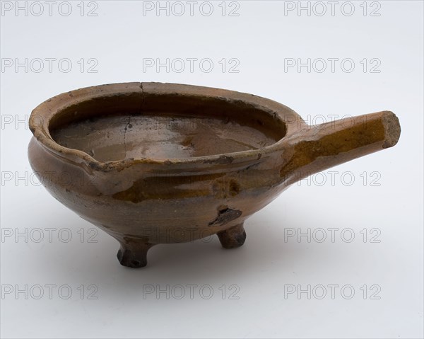 Pottery saucepan, red shard with lead glaze with greenish spots, pouring lip, on three legs, saucepan pan crockery holder