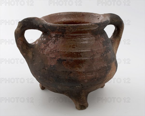 Pottery cooking jug, grape-model, red shard, sparingly glazed, two sausage rolls, on three legs, cooking pot crockery holder
