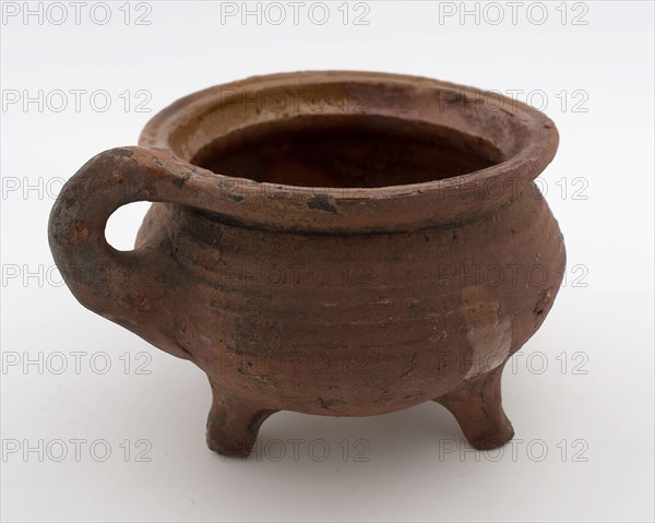 Earthenware cooking jug, cooking pot, grape-model, red shard, glazed, vertical sausage ear, on three legs, cooking pot crockery