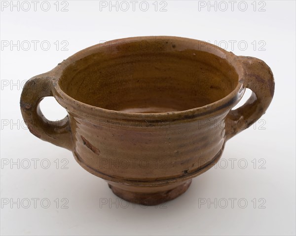 Earthenware pap bowl, red shard, entirely covered with lead glaze, two bandors, on stand, papkom bowl crockery holder earth