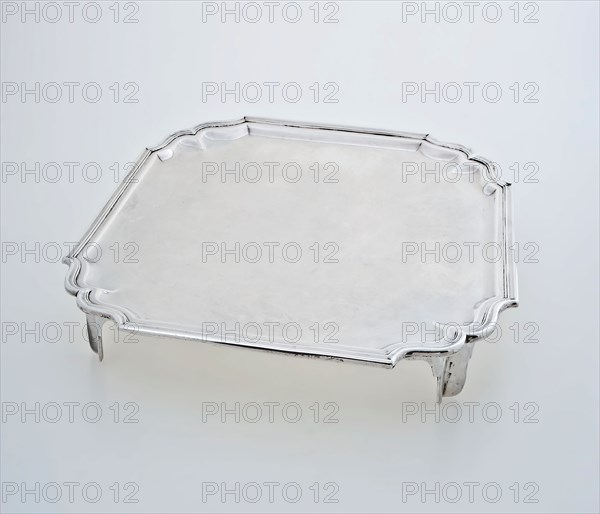 Silversmith: Bartholomeus van der Tooren, Square silver tray on legs, tray tray holder silver, hammered cast Smooth square leaf