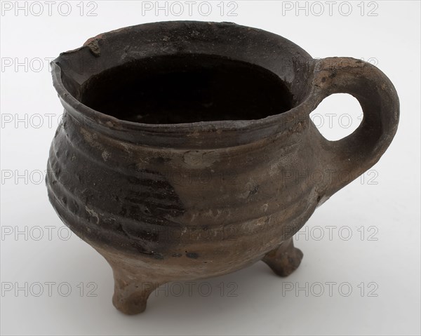 Pottery cooking jug, grape-model, beige shard, lead glaze, sausage ear, shank, on three legs, cooking pot crockery holder