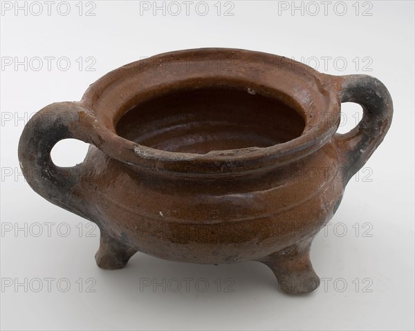 Pottery cooking pot, grape-model, red shard, glazed, two sausage rolls, on three legs, cooking pot crockery holder kitchenware