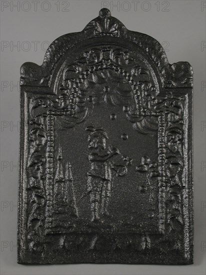 Fireback with bagpipe player, flower garlands, fish and shell, hob plate cast iron, cast Rectangular hob with bow