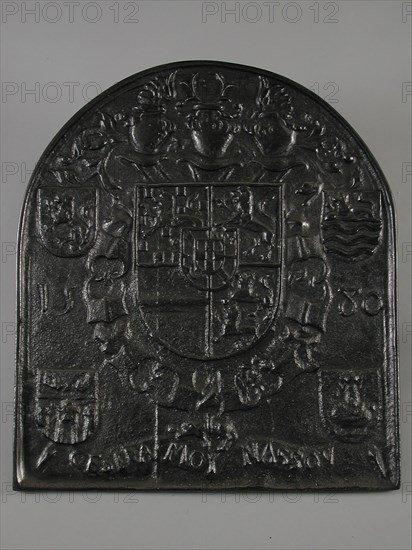Fireback with weapon of William of Orange, 1580 and CE SERA MOY NASSOV, fire-place iron cast iron, cast Rectangular