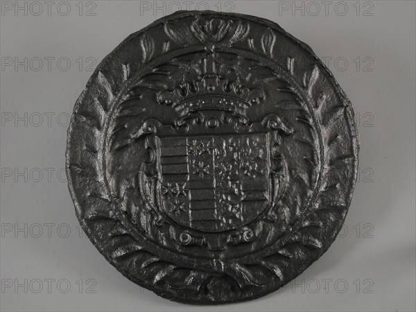 Round Fireback with cartouche and arms Erbach and Nassau, fire place cast iron, cast Round fire plate with rim of laurel