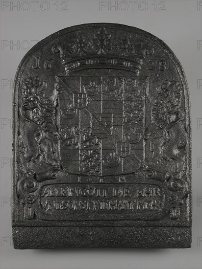 Fireback coat of arms Prins Maurits, text ALLEIN GOTT DIE EHR UND SONST NIEMAND MEHR, year 1628, hob plate cast iron, cast