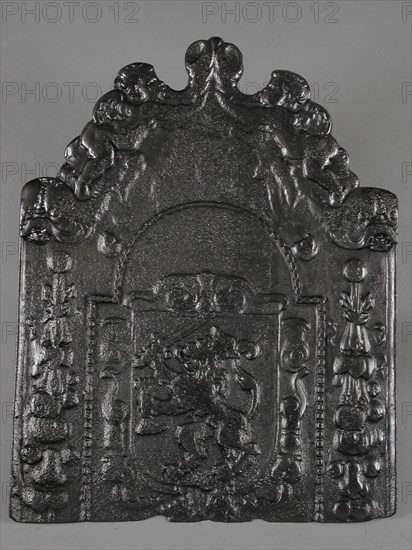 Fireback coat of arms Republic of the United Netherlands, fire place iron, cast Rectangular with arch at the top on which putti