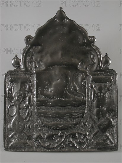 Fireback coat of arms of Zeeland, hob plate cast iron, cast Rectangular bow on top. In the middle the crowned coat of arms