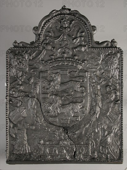 Fireback with coat of arms of Friesland and year 1610, fire place cast iron iron wood, (total size and weight) cast Rectangular