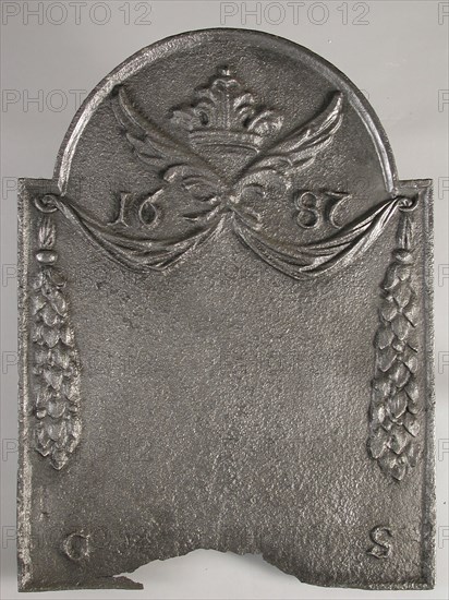 Fireback with wings, pendants and crown, without representation, text G S, year 1687, hob plate cast iron, cast Rectangular arch
