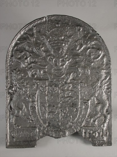 Fireback coat of arms of the King of England, Charles II, Date 1661, hob plate cast iron, cast Rectangular bow at the top.