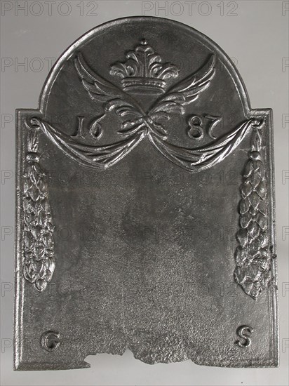 Fireback with wings, pendants and crown, without representation, text G S, year 1687, hob plate cast iron, cast Rectangular bow