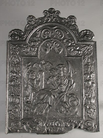 Fireback de Hoop with two putti, hob plate cast iron, cast Rectangular with arch at the top. On top of two putti with volutes