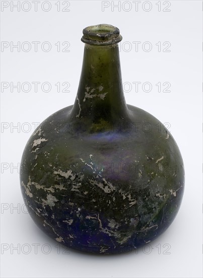 Belly bottle, belly bottle bottle holder soil find glass, bottom in which crack and triangular hole Body with convex ascending