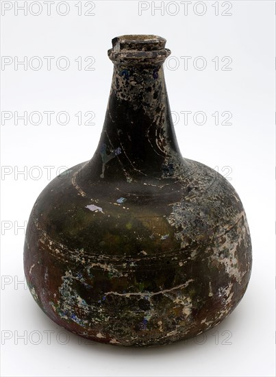 Belly bottle in olive green glass, affected and irridescent, wine bottle abdominal bottle bottle holder soil find glass, free
