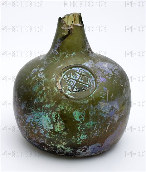 Belly bottle with glass seal on the shoulder, in which two crossed anchors and text, belly bottle bottle holder soil find glass