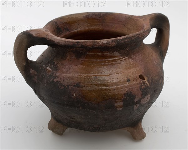 Pottery cooking pot, grape-model, red shard, sparingly glazed, two hook ears, on three legs, cooking pot crockery holder
