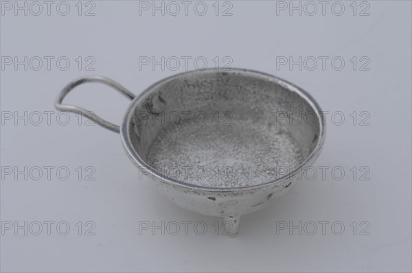 Silversmith: Elias Voet (?), Silver miniature pan, pan holder kitchenware miniature model silver, stem, cast Round pan on three