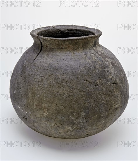 Earthenware ball pot with short neck, black gray, misbaksel with crack in the neck, ball pot pot holder soil find ceramic