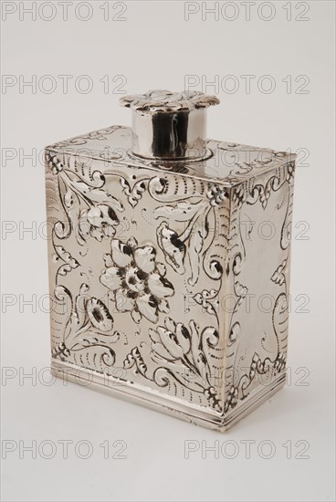 Silversmith: Gerardus Vinck, Silver tea caddy, tea caddy holder silver, driven Rectangular van with flat shoulders and short