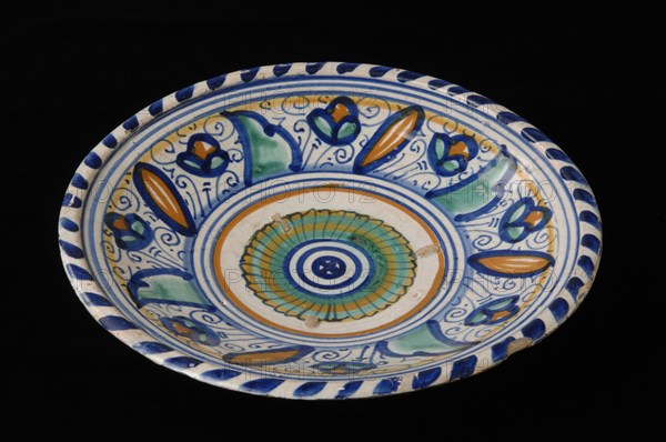 Majolica dish with polychrome rosette in the mirror, dish crockery holder soil find ceramic earthenware glaze tin glaze lead