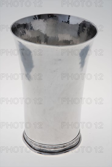 Johan Kaff (?), Smooth supper cup with profile edges above plinth, supper cup liturgical container holder silver, hammered