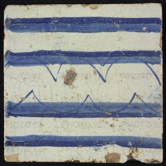 Tile of chimney pilaster, blue on white, blue horizontal band with wave motifs as an ornament, chimney pilaster tile pilaster