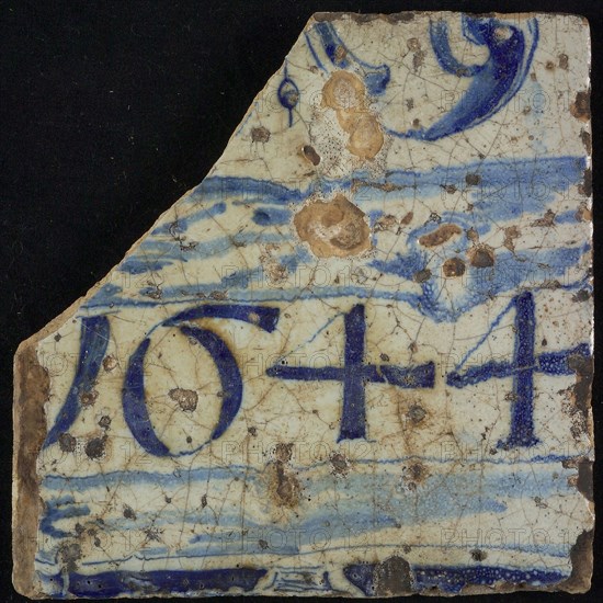 Tile of chimney pilaster, blue on white, between two blue shaded edges 1644, above it floral motifs, chimney pilaster tile