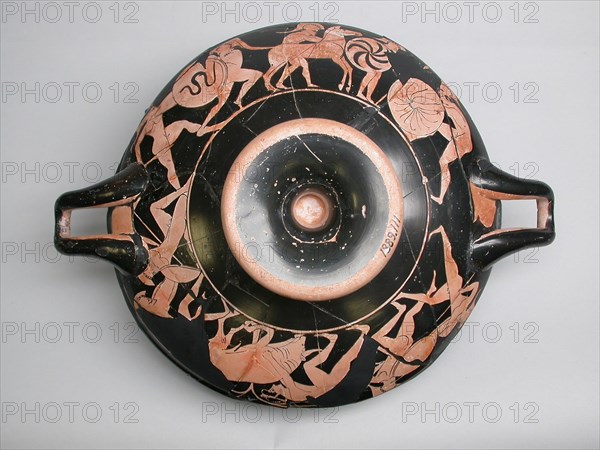 Kylix (Drinking Cup), 510/500 BC, Manner of the Epeleios Painter, Greek, Athens, Attica, terracotta, decorated in the red-figure technique, 14 × 40.3 × 31.1 cm (5 1/2  × 15 7/8 × 12 1/4 in.)