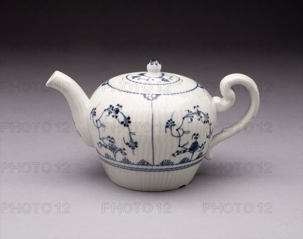 Teapot, 1761/64, Weesp Porcelain Factory, Dutch 1757-1814, Weesp, Hard-paste porcelain with underglaze blue decoration, H. 11.1 cm (4 3/8 in.)