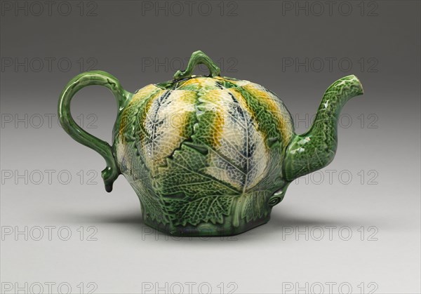 Teapot, 1760/75, England, Staffordshire, Staffordshire, Lead-glazed earthenware (creamware), 17.2 × 10.2 cm (6 3/4 × 4 in.)