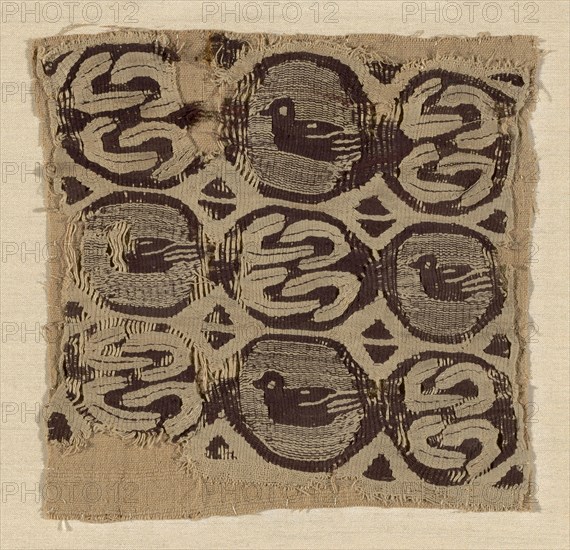 Fragment, Roman period (30 B.C.–641 A.D.), 5th/6th century, Egypt, Bahnasa, Egypt, Linen and wool, tapestry weave, 15.2 × 15.2 cm (6 × 6 in.)