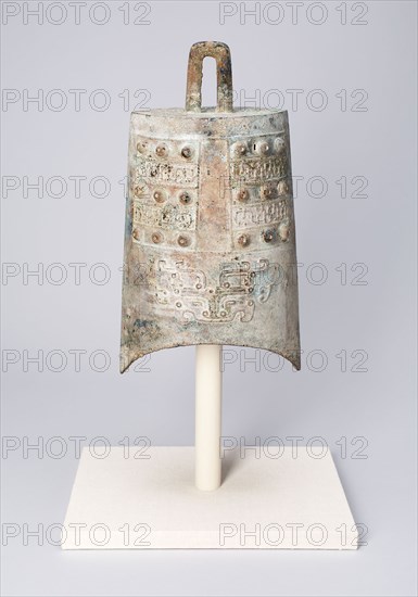 Loop Suspension Bell (Niuzhong), Eastern Zhou dynasty, Spring and Autumn period (770–481 B.C.), 8th/6th century B.C., China, Bronze, 34.8 × 19.9 cm (13 3/4 × 7 13/16 in.)