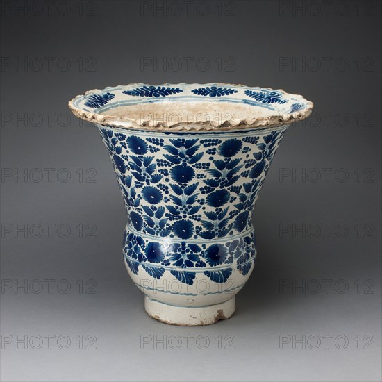 Urn, 1675/1700, Talavera poblana, Puebla, Mexico, Puebla, Tin-glazed earthenware, H. 35 cm (13 3/4 in.)