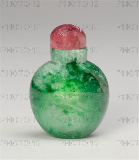 Spade-Shaped Snuff Bottle, Qing dynasty (1644–1911), 1800–1900, China, Emerald and apple green jadeite, 5.1 × 4.6 × 2.7 cm (2 × 1 13/16 × 1 1/16 in.)