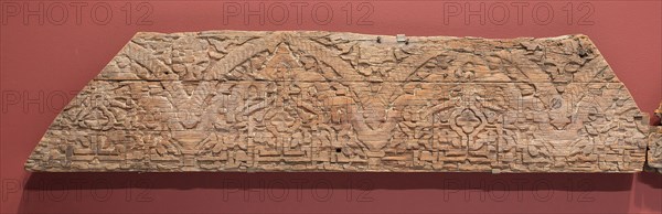 Fragment of an architectural molding, Marinid dynasty (1244–1465), 14th century, Morocco, Morocco, Wood with relief carving, 32.0 x 143.5 x 4.7 cm (12 5/8 x 56 1/8 x 1 7/8 in.)