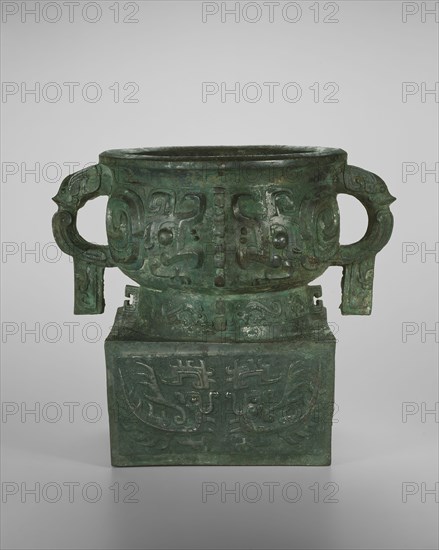 Food container, Western Zhou dynasty ( 1046–771 BC ), 2nd half of 11th century BC, China, Bronze, H. 27.0 cm (10 3/4 in.), diam. at lip: 22.2 cm (8 3/4 in.)