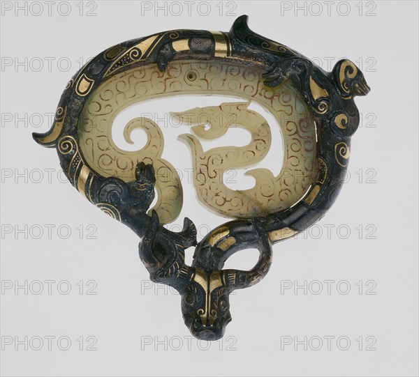 Garment Hook, Eastern Zhou dynasty (770–221 B.C.), China, Bronze inlaid with gold and silver and inset with jade, 8.3 × 8.3 × 2.0 cm (3 1/4 × 3 1/4 × 13/16 in.)
