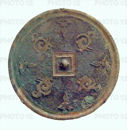Mirror with Stylized Phoenixes and Petal Loenges, Eastern Zhou dynasty, Warring States period or early Western Han dynasty, 3rd/2nd century B.C., China, Bronze with parcel gilding, Diam. 10.4 cm (4 1/8 in.), Thickness: 2 mm (3/32 in.)