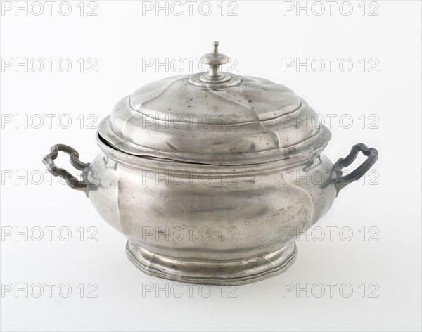 Tureen, 19th century, Johann Wilhelm Stucker, German, 18th century, Schlaggenwald, Germany, Pewter, 18.4 x 27.9 x 18.4 cm (7 1/4 x 11 x 7 1/4 in.)