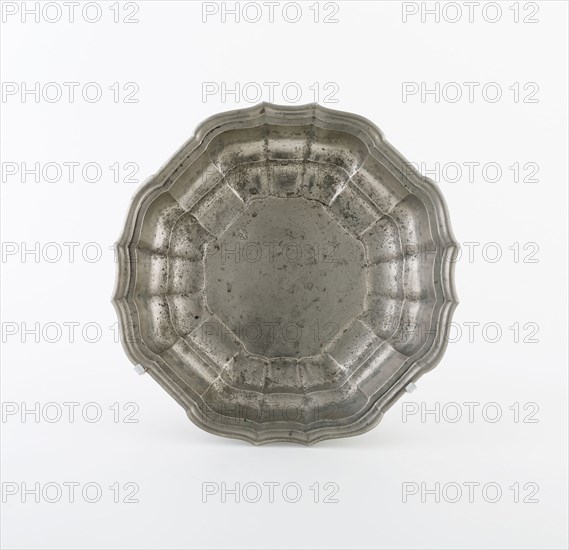 Basin, Mid 18th century, Mark of I. L., Germany, Pewter, 3.8 x 23.5 cm (1 1/2 x 9 1/4 in.)