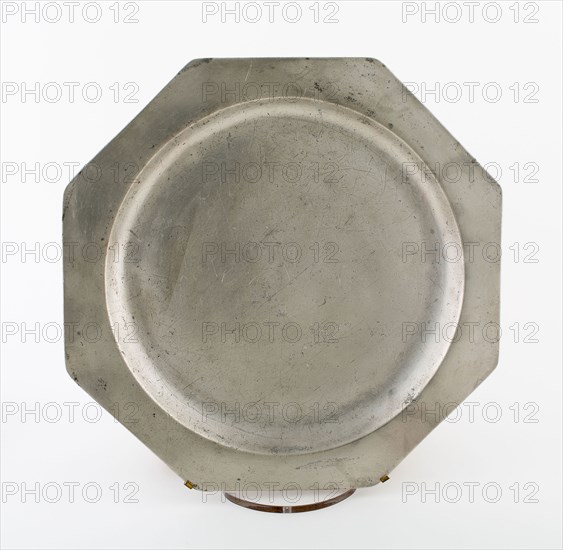 Platter, 1730/60, Thomas Bacon, English, active 1730-1760, England, Pewter, 1.6 × 31.5 cm (5/8 × 12 3/8 in.)