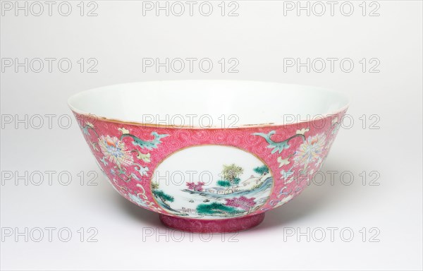 Pink-Ground Medallion Bowl, Qing dynasty (1644–1911), Qianlong reign mark and period (1736–1795), China, Porcelain with overglaze enamel decoration and painted gold rim, H. 6.7 cm (2 5/8 in.), diam. 15.2 cm (6 in.)