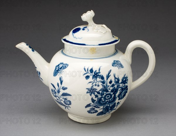Teapot, c. 1770, Worcester Porcelain Factory, Worcester, England, founded 1751, Worcester, Soft-paste porcelain with underglaze blue decoration, 17.1 x 19.7 cm (6 3/4 x 7 3/4 in.)