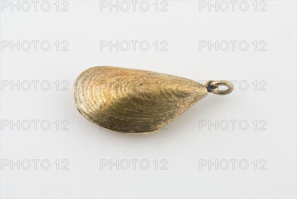 Vinaigrette in the Form of a Mussel Shell, 1876, London, England, London, Silver gilt, 4.5 x 2 cm (1 3/4 x 3/4 in.)